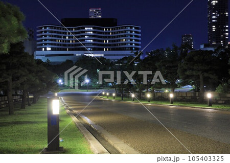 夜の大阪城ライトアップ、大阪の夜空に浮かぶ大阪のシンボルタワー、大阪城公園 105403325