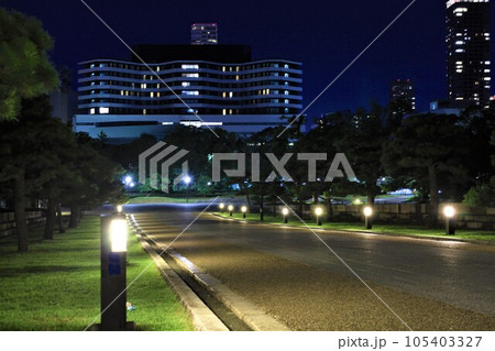 夜の大阪城ライトアップ、大阪の夜空に浮かぶ大阪のシンボルタワー、大阪城公園 105403327