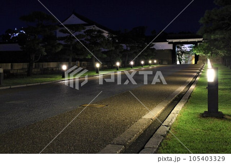 夜の大阪城ライトアップ、大阪の夜空に浮かぶ大阪のシンボルタワー、大阪城公園 105403329