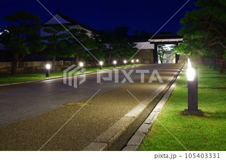 夜の大阪城ライトアップ、大阪の夜空に浮かぶ大阪のシンボルタワー、大阪城公園 105403331