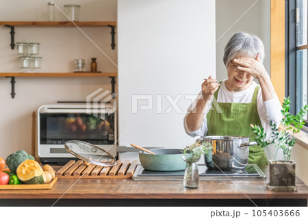 家のキッチンで料理を作るアジア人のシニア・高齢者女性(認知症・悩む) 家のキッチンで料理を作るアジア人のシニア・高齢者女性(認知症・悩む) 105403666