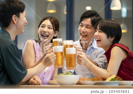 ビールで乾杯する若い男女　撮影協力：Creadisce（丸善雄松堂株式会社） 105403681