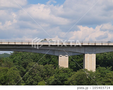 鞍ヶ池公園を通る東海環状自動車道の風景 105403714
