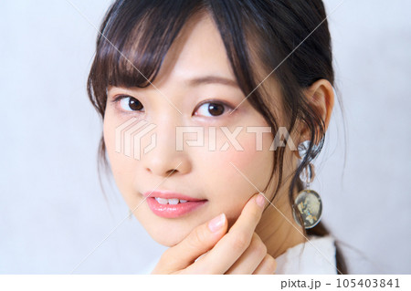 私服の若い女性 私服の若い女性 105403841