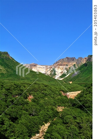 北海道の雄、十勝岳を望む十勝岳温泉の湯元凌雲閣から眺める十勝岳の峰々 北海道の雄、十勝岳を望む十勝岳温泉の湯元凌雲閣から眺める十勝岳の峰々 105403863