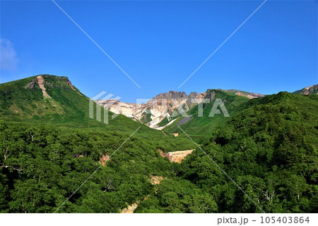 北海道の雄、十勝岳を望む十勝岳温泉の湯元凌雲閣から眺める十勝岳の峰々 105403864
