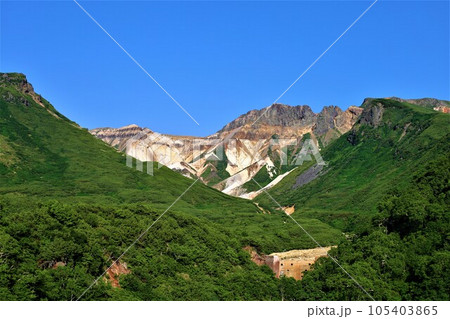 北海道の雄、十勝岳を望む十勝岳温泉の湯元凌雲閣から眺める十勝岳の峰々 105403865