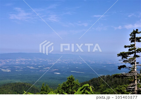 北海道の雄、十勝岳を望む十勝岳温泉の湯元凌雲閣から眺める十勝岳の峰々 北海道の雄、十勝岳を望む十勝岳温泉の湯元凌雲閣から眺める十勝岳の峰々 105403877