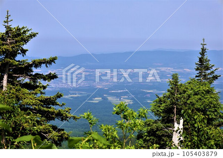 北海道の雄、十勝岳を望む十勝岳温泉の湯元凌雲閣から眺める十勝岳の峰々 105403879