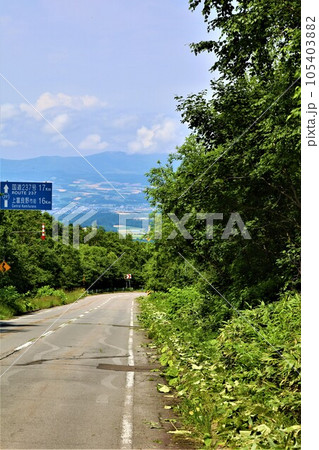 北海道の雄、十勝岳を望む十勝岳温泉の湯元凌雲閣から眺める十勝岳の峰々 105403882