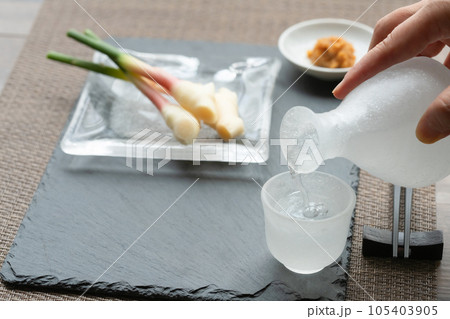 葉生姜 日本酒注ぐ(酒ピント) 葉生姜 日本酒注ぐ(酒ピント) 105403905