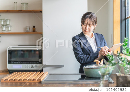 キッチンの設備・住宅診断をするアジア人ビジネスウーマン キッチンの設備・住宅診断をするアジア人ビジネスウーマン 105403922