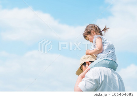 肩車をする親子の後ろ姿 肩車をする親子の後ろ姿 105404095