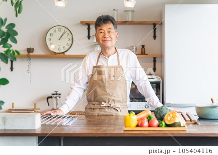 家・カフェのキッチンに立つアジア人高齢者男性 105404116