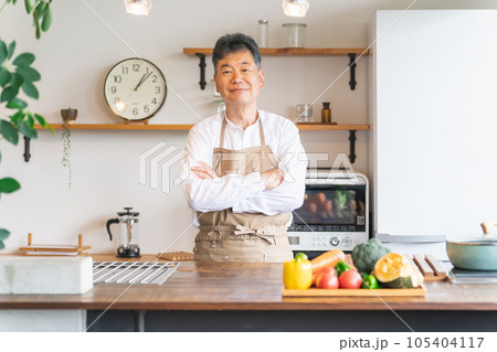 家・カフェのキッチンに立つアジア人高齢者男性 105404117