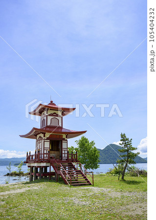 聖徳太子の像が祀られている洞爺湖 浮見堂 105404232