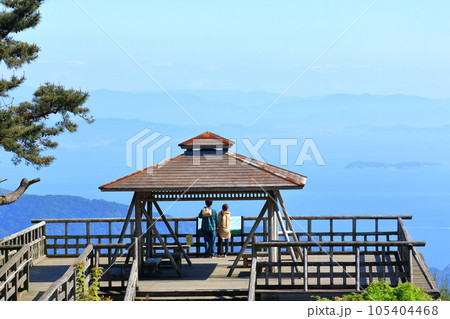 野呂山かぶと岩展望台から 瀬戸内海を眺める観光客 105404468