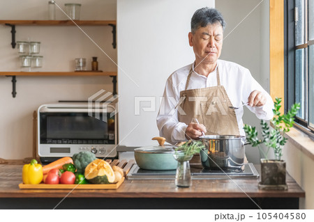 家のキッチンで料理を作るアジア人の高齢者男性（認知症・悩む） 105404580