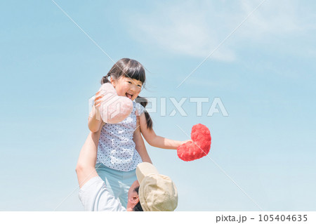 夏休みに青空の見える公園で高い高いして遊ぶパパと笑顔の子供(女の子・幼児) 夏休みに青空の見える公園で高い高いして遊ぶパパと笑顔の子供(女の子・幼児) 105404635