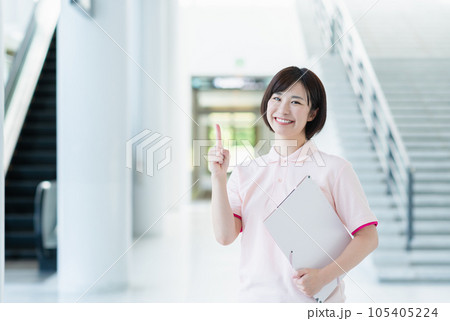 施設で働く若い女性介護士 施設で働く若い女性介護士 105405224