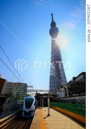 美しく輝く白磁の超豪華特急は日光・鬼怒川へ… 東武鉄道・新特急『スペーシアX』とスカイツリー 美しく輝く白磁の超豪華特急は日光・鬼怒川へ… 東武鉄道・新特急『スペーシアX』とスカイツリー 105405267
