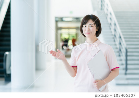 施設で働く若い女性介護士 施設で働く若い女性介護士 105405307