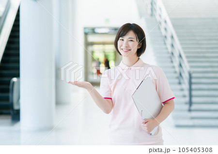 施設で働く若い女性介護士 105405308