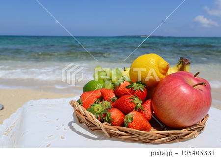 美しい海の風景と果物 105405331