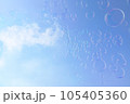 雲が浮かぶ青空に舞うシャボン玉 105405360