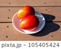 完熟マンゴーと皿の影が猫の形をしている 105405424