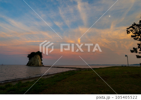 爽やかな青とオレンジに染まる幻想的な空と能登の観光名所見附島の夕景(別名軍艦島)|石川県珠洲市 爽やかな青とオレンジに染まる幻想的な空と能登の観光名所見附島の夕景(別名軍艦島)|石川県珠洲市 105405522