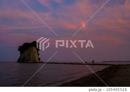 きれいな赤紫色に染まる幻想的な空と能登の観光名所見附島の夕景（別名軍艦島）｜石川県珠洲市 105405528