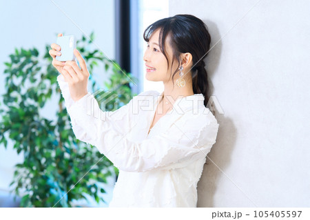 私服の若い女性 私服の若い女性 105405597