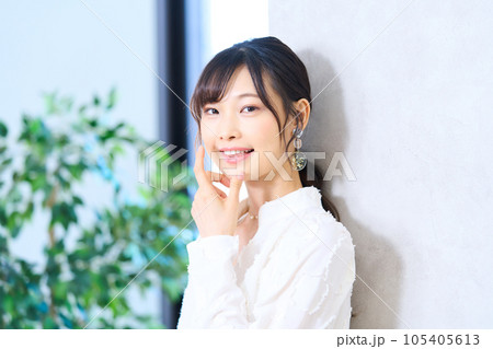 私服の若い女性 私服の若い女性 105405613