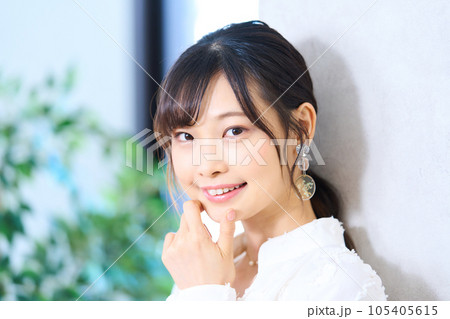 私服の若い女性 私服の若い女性 105405615