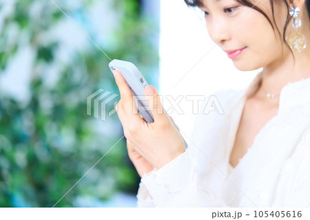 私服の若い女性 私服の若い女性 105405616