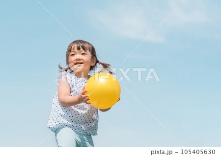夏休みに青空の下でボール遊びをするアジア人の子供（女の子） 105405630
