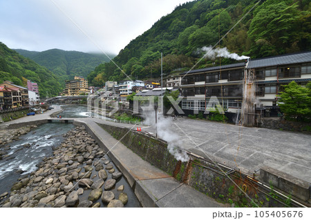 杖立温泉　熊本県阿蘇郡小国町　昭和の薫りが今も煙る温泉街 105405676