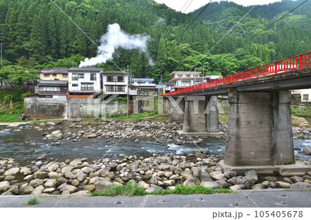 杖立温泉 熊本県阿蘇郡小国町 昭和の薫りが今も煙る温泉街 杖立温泉 熊本県阿蘇郡小国町 昭和の薫りが今も煙る温泉街 105405678