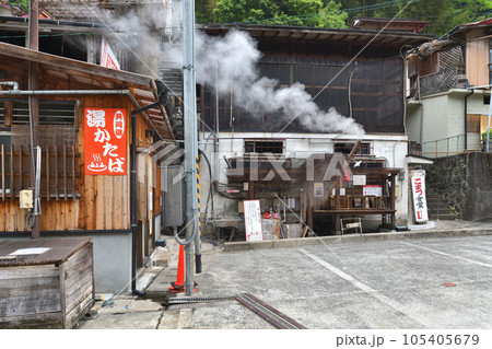 杖立温泉　熊本県阿蘇郡小国町　昭和の薫りが今も煙る温泉街 105405679