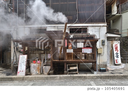 杖立温泉　熊本県阿蘇郡小国町　昭和の薫りが今も煙る温泉街 105405691