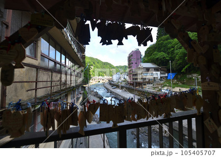 杖立温泉 もみじ橋 熊本県阿蘇郡小国町 昭和の薫りが今も煙る温泉街 杖立温泉 もみじ橋 熊本県阿蘇郡小国町 昭和の薫りが今も煙る温泉街 105405707