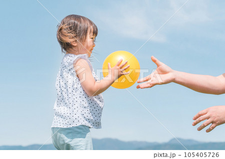 公園でボール遊びする子供とパパ(幼児・子供・知育・ゴムボール) 公園でボール遊びする子供とパパ(幼児・子供・知育・ゴムボール) 105405726