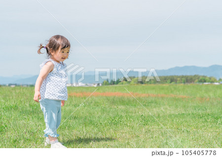 公園で遊ぶ・走る笑顔の子供 105405778