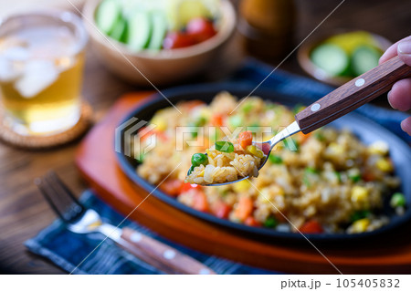 野菜たっぷり チャーハン 焼き飯 炒飯 サラダを添えて 105405832