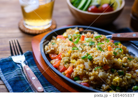 野菜たっぷり チャーハン 焼き飯 炒飯 サラダを添えて 野菜たっぷり チャーハン 焼き飯 炒飯 サラダを添えて 105405837