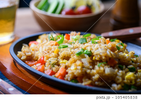 野菜たっぷり チャーハン 焼き飯 炒飯 サラダを添えて 105405838
