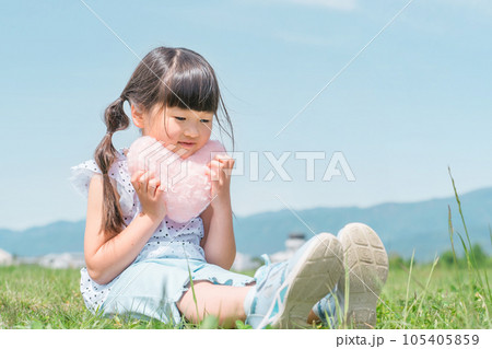 ハートを持つ子供（女の子・幼児・園児） 105405859