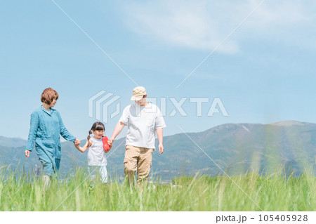 春・夏に公園を歩く家族・ファミリー（子供・両親） 105405928