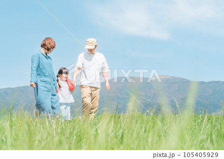 春・夏に公園を歩く家族・ファミリー(子供・両親) 春・夏に公園を歩く家族・ファミリー(子供・両親) 105405929